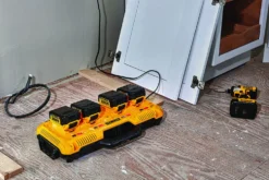 Hurtiglader 4-ports dcb104-qw 10,8 v 18 v 54 v