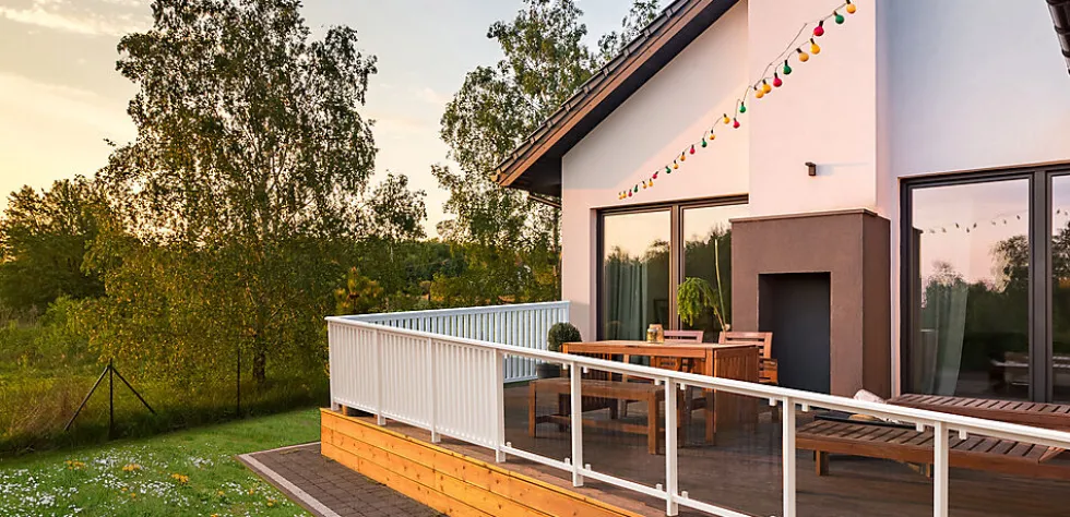 Siri 6 terrasserekkverk hvitmalt med glass
